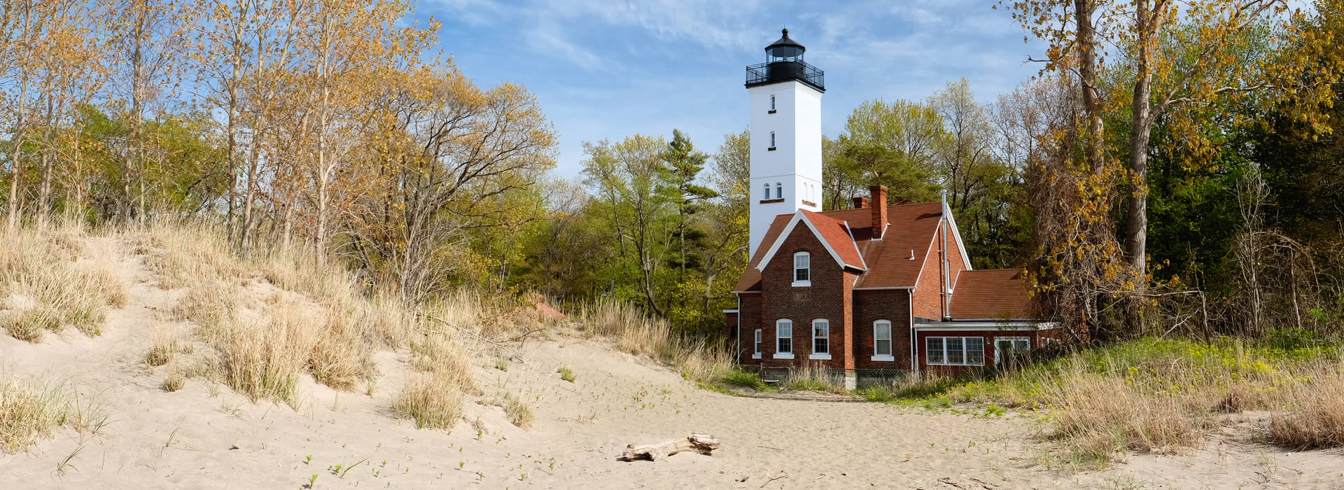 Presque Isle Lighthouse, Erie PA _iStock-674967150_1920x700